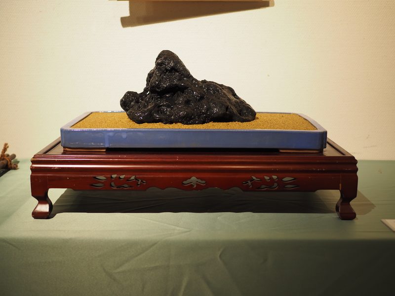 水石 ─ 山形石