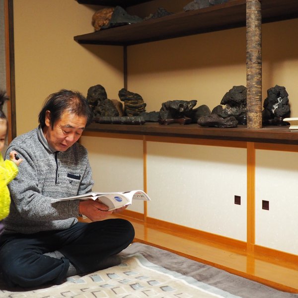 髙橋勝治 ─ 水石棚の前で